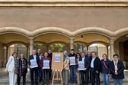 Daniel Palau i representants de les diferents germandats, amb el cartell de la Setmana Santa 2026. - N.CODONY