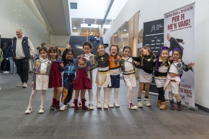 Diverses nenes disfressades de les protagonistes de la pel·lícula de Netflix