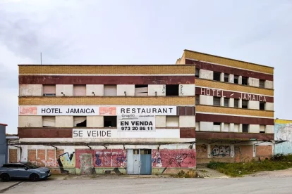 Vista de l’estat actual de l’Hotel Jamaica, situat a l’antiga N-II, a la partida Plana de Gensana. - GRUP MUNICIPAL DE JUNTS PER CATALUNYA