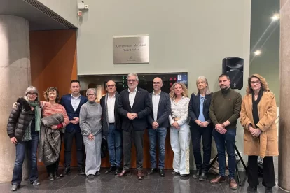 L’alcalde, Fèlix Larrosa, va presidir ahir el descobriment de la placa amb el nom de Ricard Viñes. - PAERIA