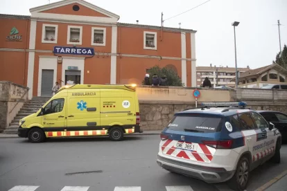 Imatge de patrulles de Mossos d’Esquadra, Policia Local i ambulàncies del SEM ahir al lloc.