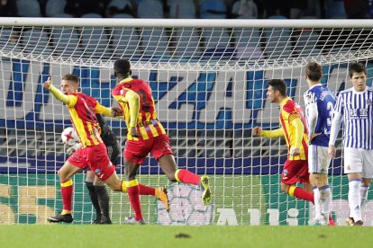 Bojan Radulovic celebra su gol, el tercero de su equipo ante la Real Sociedad, durante el partido de vuelta de los dieciseisavos de final de la Copa del Rey de fútbol disputado hoy en el estadio de Anoeta de Sn Sebastián. EFE/GORKA ESTRADA