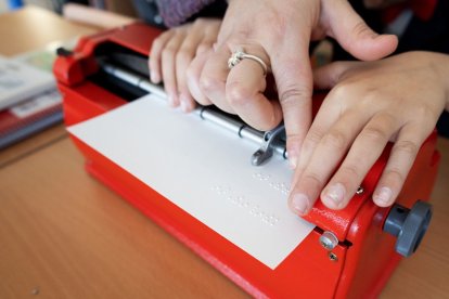 LA MÀQUINA PERKINS. Aquest dispositiu mecànic està dissenyat específicament perquè persones amb discapacitat visual escriguin en sistema braille de manera directa, ràpida i eficient sobre un paper especial.