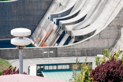 Sirena d’avís d’emergències al costat de la presa de Rialb. - SEGRE
