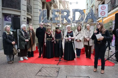 Durant la inauguració del mercat amb les autoritats no van faltar els vestits ni la decoració romana. - AMADO FORROLLA