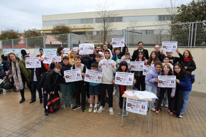 Alumnes i famílies del col·legi Països Catalans que participen en la recollida de firmes, ahir. - AMADO FORROLLA