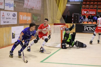 Ciocale, el millor dels lleidatans a la primera meitat, condueix la bola perseguit per un rival. - AMADO FORROLLA