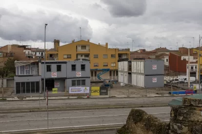 Imatge ahir dels 15 mòduls ja instal·lats. A partir d’ara es faran els acabats. - AJUNTAMENT DE SERÒS