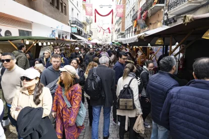 El mercat va estar ple de gent al matí i a la tarda malgrat la climatologia adversa. - ÍNGRID SEGURA