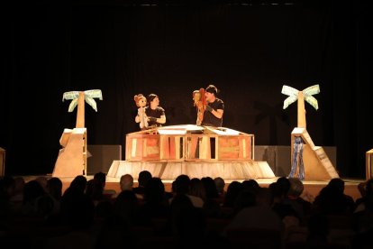 Representació de ‘La Llàntia Meravellosa’, de Festuc Teatre, ahir al Teatre Coliseum de Corbins.