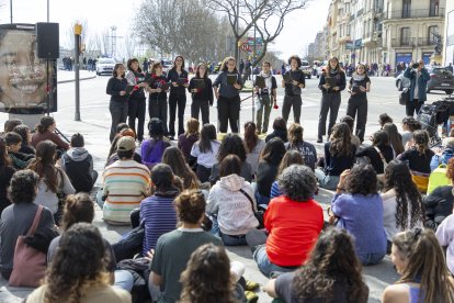La manifestació convocada per la Coordinadora Feminista en primer pla, i al fons integrants de la mobilització de la Marea Lila entrant a l'Arc del Pont des de l'avinguda Madrid.