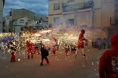 Les cassoles de tros aglutinen els més joves. - A.J.