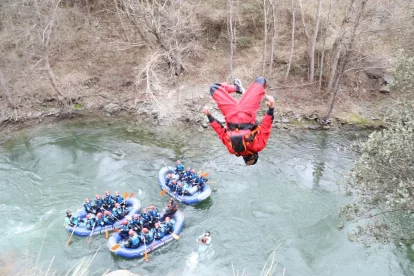 Les barques de l’empresa Roc Roi a la Pallaresa i un monitor de l’empresa tirant-se al riu. - EDGAR ALDANA