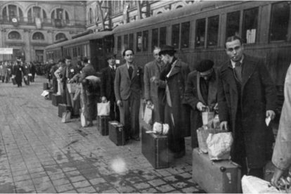 Barcelona. Estació de França. Arribada d'un tren amb immigrants del sud peninsular (1960)