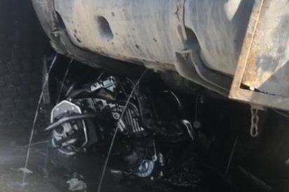 La motocicleta ha acabat a sota del camió.