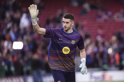 Joan Garcia saluda la grada en el partit davant del Newcastle. - EUROPA PRESS