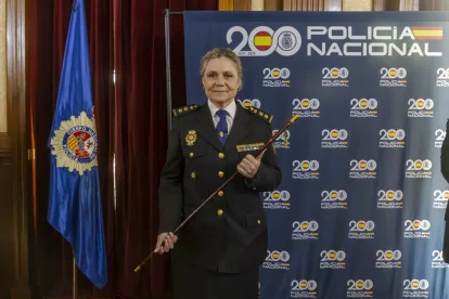 María Pilar Callejero, amb el bastó de comandament, al jurar ahir el càrrec de nova comissària de Lleida. - JORDI ECHEVARRIA