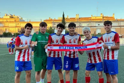 Els jugadors lleidatans del Montsó celebren l’ascens a la màxima categoria.