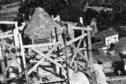 La construcció de l’emblemàtica torre de l’església. - J.F./J.G.