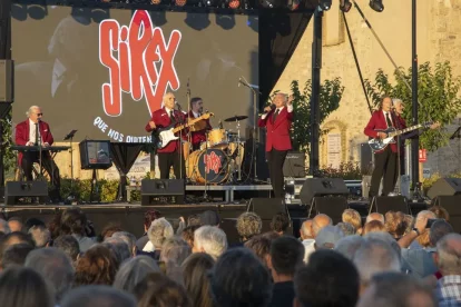 Los Sírex, que van arribar amb un cotxe i una furgoneta de l’època, van trepitjar per primera vegada l’escenari de Tàrrega dissabte passat. - LAIA PEDRÓS