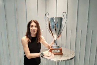 Maria Porta, amb el trofeu de l’OK Lliga a la redacció de SEGRE.