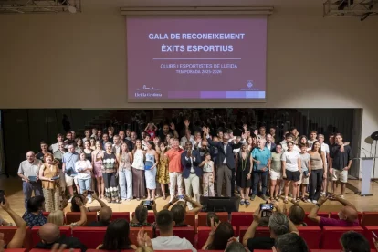 Foto de família de tots els guardonats, amb l’alcalde, Fèlix Larrosa, i el regidor d’Esports, Jackson Quiñónez. - LLUÍS JOU