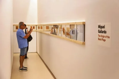 Alguns amics i companys de joventut de Miguel Gallardo no es van perdre l’estrena d’aquesta exposició a l’Anella del Morera. - JORDI ECHEVARRIA
