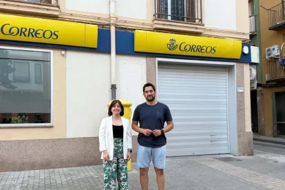 La senadora Sara Bailac i el regidor Kevin Bruque, davant de l’oficina de Correus. - ERC