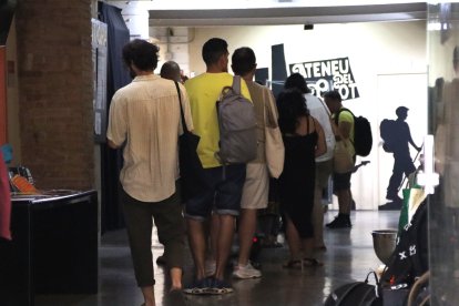 Personal esperant per entrar a la reunió de l'Assemblea Educativa de Catalunya