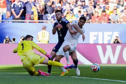 Hakimi intenta superar el guardameta escocès Gunn. - EUROPA PRESS
