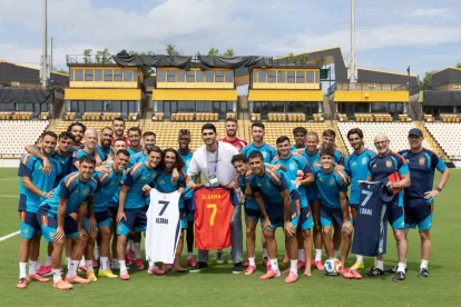 Jugadors i staff d’Espanya, amb el jugador espanyol de l’NBA Santi Aldama. - SE FÚTBOL