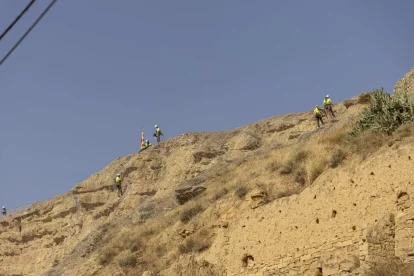 Operaris instal·lant malles a la zona del castell medieval per evitar despreniments. - FUNDACIÓ RAFAEL CAMPALANS