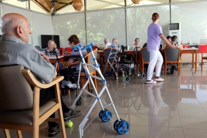 La residència té vora mig centenar d’usuaris, 40 en places públiques i 12 de privades, i 50 treballadors. - ACN