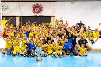 La plantilla del Vila-sana va celebrar en gran amb la seua afició el títol de l’OK Lliga aconseguit a Fraga. - ANIOL MORAL