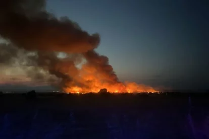 Vista de l’incendi d’ahir al vespre a Guimerà. - BOMBERS DE LA GENERALITAT
