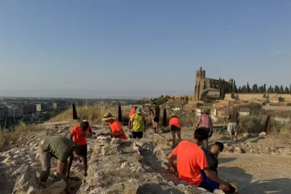 Els joves arqueòlegs que han estat dos setmanes al castell. - R. B.