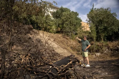 Xavier Vallmanya mostra que les flames van arribar a pocs metres de les cases. - MOSSOS D’ESQUADRA