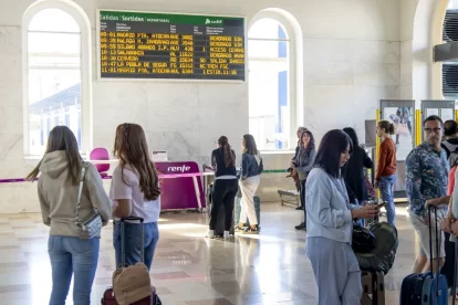Imatge d’arxiu de passatgers esperant els trens amb retard. - JORDI ECHEVARRIA
