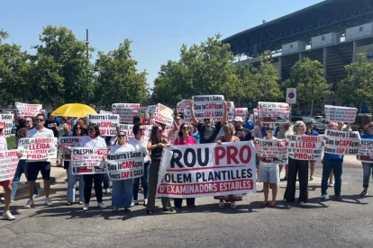 Les autoescoles de Lleida es van manifestar al Camp de Esports, davant la DGT. - E.MONTAÑÉS