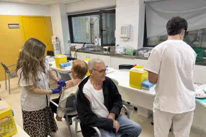 Infermers vacunen contra la grip i la covid en un CAP. - SEGRE
