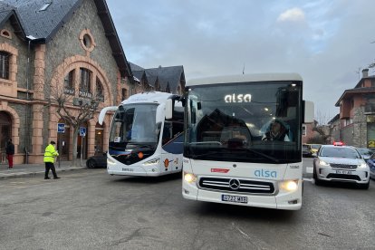Un autocar que fa la línia entre Llívia i la Seu d'Urgell davant l'estació de Puigcerdà