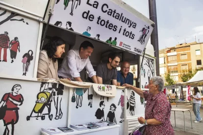 El conseller Ordeig va visitar ahir a Cervera l’Infotruck del Govern. - LAIA PEDRÓS