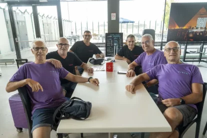 Viatge de lleure per a un grup d’amics de Soses. Un grup de set amics van volar ahir fins a Palma de Mallorca, un viatge que fan des de fa anys aprofitant l’inici dels vols entre Alguaire a la capital de les Balears. El seu vol era l’últim de la jornada d’ahir amb sortida a les 17.05 hores. - PAU PASCUAL