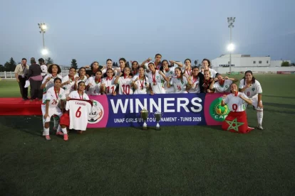 Aixa Charah, la quarta per la dreta, celebra amb les seues companyes el triomf a la Copa UNAF.