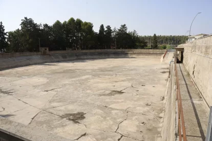 Les instal·lacions de l’antiga bassa d’aigua potable, ara en desús, a la zona alta d’Almenar. - AMADO FORROLLA