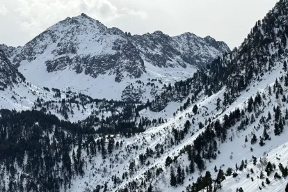 Muntanyes nevades a la cara pallaresa de la Bonaigua. - ACN