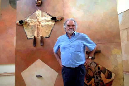 L’artista Josep Guinovart, davant d’una de les seues obres.