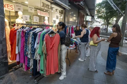 Rematada final. Els comerços de la Zona Alta van posar ahir fi a una nova edició del seu Mercat de les Rebaixes d’estiu. Durant dos dies, prop d’una trentena d’establiments van muntar parades al carrer per rematar la temporada de descomptes oferint articles en estoc. - PAU PASCUAL PRAT