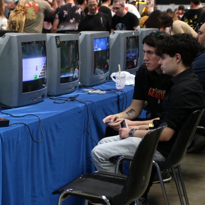 Uns nois juguen a videojocs a la Fira RetroBarcelona, a la Farga de l'Hospitalet