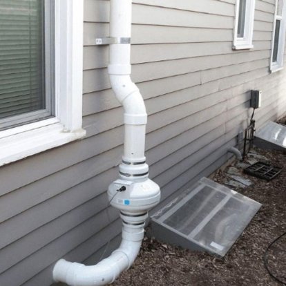 Un extractor de gas radó instal·lat a l’exterior d’un habitatge.